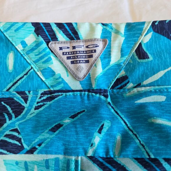 Columbia  PFG Tidal II Shorts in a blue tropical print. - Picture 9 of 10